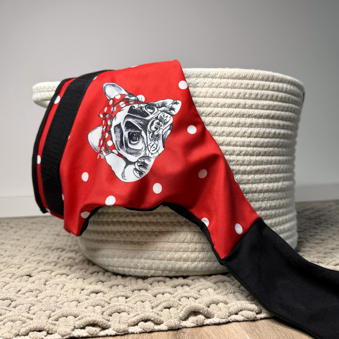 Rotes Läufigkeitshöschen für Französische Bulldoggen mit Bully-Motiv im Detail